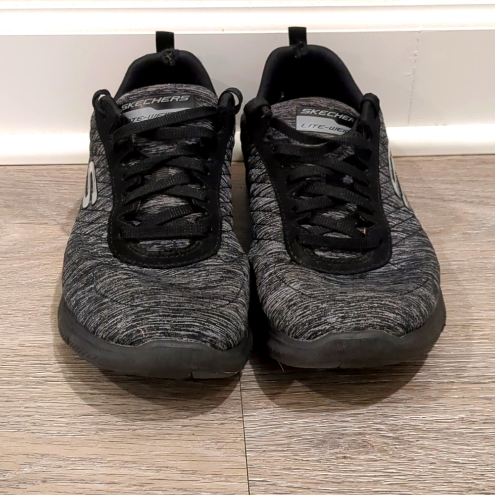 Skechers light weight tennis shoe